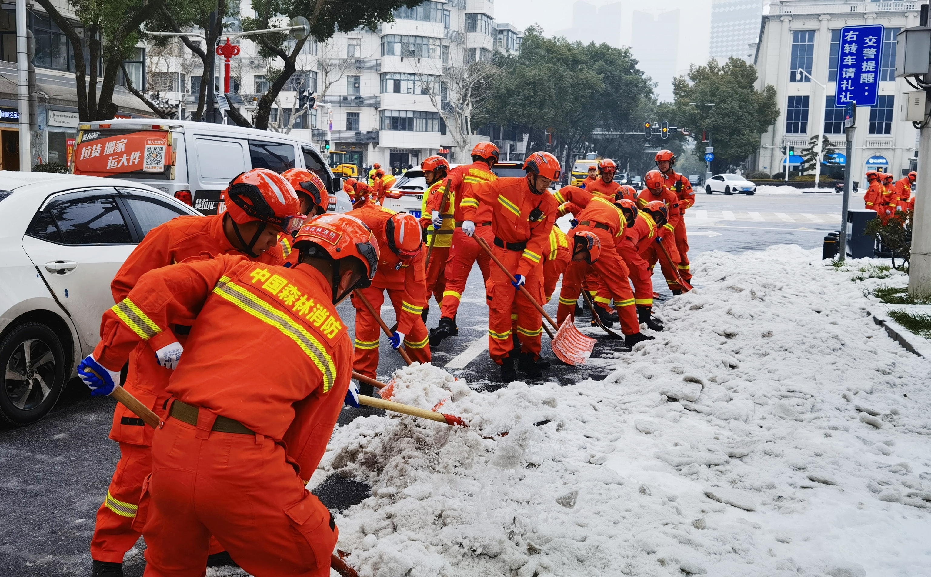 国家消防救援局湖北机动队伍紧急疏通清理主干道路积雪暗冰为武汉市民